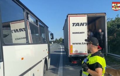 Policie na D1 u Brna zastavila maďarské auto s desítkami migrantů. Řidič je na útěku