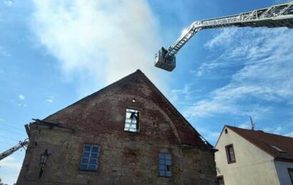 V centru Plzně hoří bytový dům. Při zásahu se zranili dva hasiči