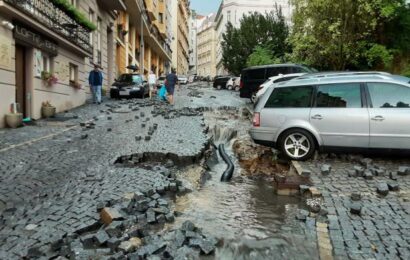 Déšť poškodil nedávno rekonstruovanou ulici v Karlových Varech