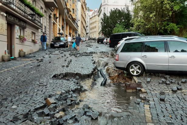 Déšť poškodil nedávno rekonstruovanou ulici v Karlových Varech