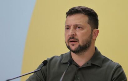 Zelenskyj navštíví USA. Kongres řeší obří vojenský balíček, republikáni varují před „bezbřehými výdaji“