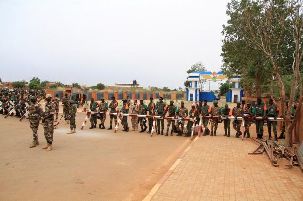 Niger zažil nejhorší útok islamistů od vojenského převratu. Zemřely desítky vojáků