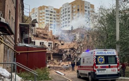 Rusové zasáhli centrum Charkova. Zabili desetiletého chlapce a jeho babičku