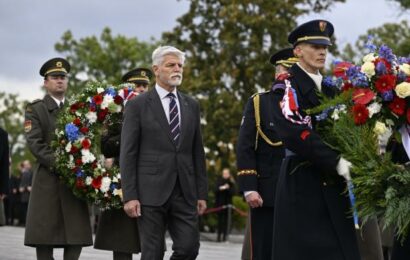 Pieta na Vítkově připomněla výročí vzniku Československa, nad památníkem přelétly gripeny