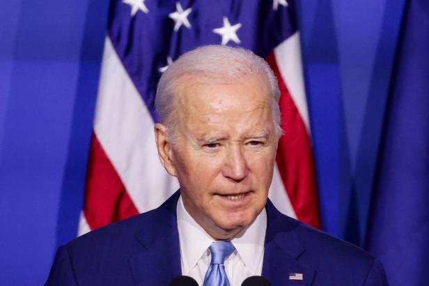 Biden odvrátil rozpočtovou krizi USA, na poslední chvíli podepsal zákon o krátkodobém financování vlády