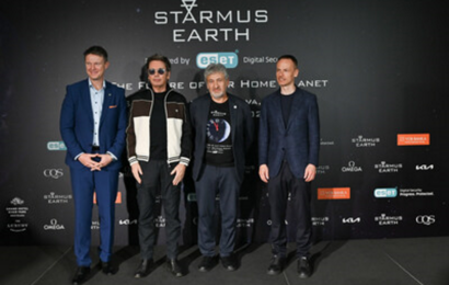 STARMUS OZNAMUJE „MOST Z BUDOUCNOSTI“ ZAHAJOVACÍ KONCERT JEANA-MICHELA JARREHO, VČETNĚ SPECIÁLNÍHO HOSTOVÁNÍ BRIANA MAYE, JEHO PROGRAMU STARMUS CAMP & CITY A LAURIE ANDERSONOVÉ, KTERÁ SE PŘIPOJUJE K HUDEBNÍMU ARANŽMÁ