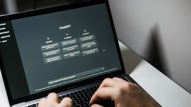 ChatGPT můžete nyní používat i bez přihlášení, ale s omezením