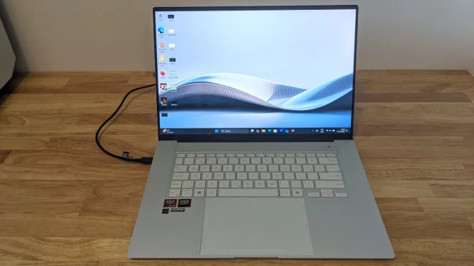 Recenze notebooku Asus ZenBook S 16: Ryzen AI, OLED a keramický hliník