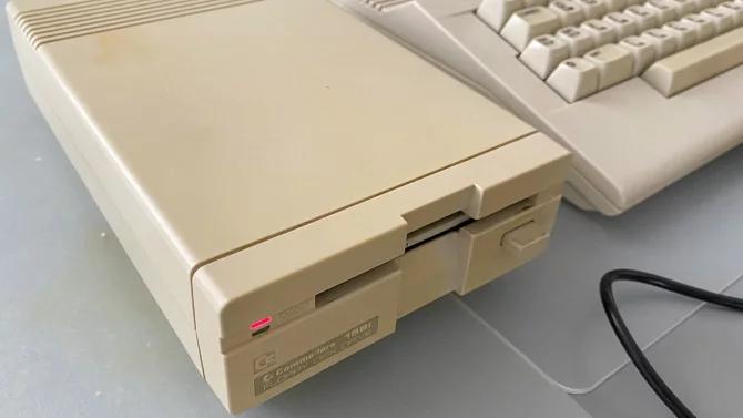 Třetí zastavení u počítače Commodore 64: 3,5″ disketovka Commodore 1581