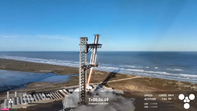 Mechazilla od SpaceX znovu úspěšně chytila posilovač Super Heavy, Starship nakonec selháním motorů explodoval